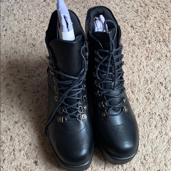***BRAND NEW NEVER WORN*** boots - Picture 2 of 5